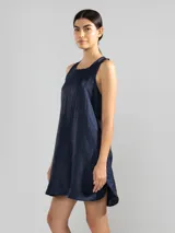 Vestido corto azul marino de lino italiano con fibra metalizada, sin mangas y con aberturas redondeadas en los laterales.