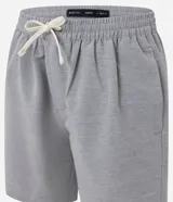 Bermuda masculina de sarga, color verde claro con estampado de rayas finas. Posee cintura elástica con cordón para ajuste y bolsillos.