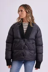 Campera puffer negra con cuello en V, cierre frontal con botones a presión y puños tejidos.