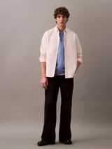 Remera de algodón celeste con cuello redondo y estampado tonal del logo de Calvin Klein en el pecho.