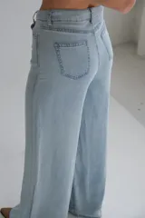 Pantalón de jean celeste claro, de corte ancho y tiro alto.