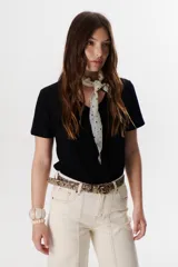 Remera color azul con escote en V y mangas cortas.