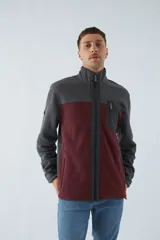 Campera polar para hombre con cuello alto, bolsillos con cierre y logo estampado.