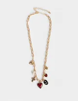 Collar corto dorado con cadena de eslabones grandes y dijes colgantes: corazones dorados, corazón rojo con borde dorado, cruz dorada, perla blanca y dije ovalado negro con detalle de strass.