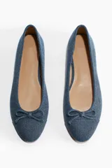 Ballerinas de jean azul con moño decorativo en la parte delantera y forro de satén.