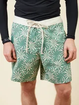 Bermuda de baño con estampado floral en tonos verdes, con cinturilla elástica y cordón ajustable.