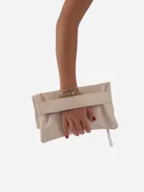 Sobre de fiesta negro charolado con cierre de solapa imantada y tira de cuero para sujetar a la muñeca.