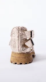 Sandalias de cuero color plateado con tiras anchas, hebillas metálicas y suela track color caramelo.