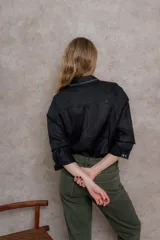 Camisa blanca de lino con cuello tipo masculino, abotonadura central, manga larga y puños con botones. Canesú y cuello bordado con cadeneta roja.