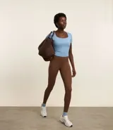 Remera deportiva cropped azul marino, confeccionada en microfibra suave, con escote cuadrado y mangas cortas.