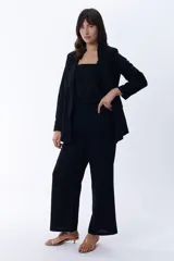 Blazer formal negro de lino, de corte recto y solapas clásicas.