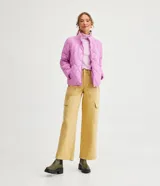 Campera femenina de poliamida color lila con textura capitoneada, cuello alto, cierre frontal con cremallera, bolsillos laterales con cremallera y puños ajustados.