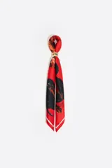 Pañuelo cuadrado para bolso, color rojo con estampado abstracto en negro y borde blanco.