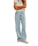 Jean de mezclilla azul claro, tiro medio, con corte recto que se ensancha ligeramente hacia el tobillo.