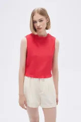 Musculosa negra con textura arrugada, cuello redondo y corte ajustado.