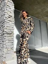 Conjunto de pantalón palazzo y blusa de manga larga con estampado de leopardo en tonos marrón y negro.