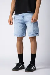 Bermuda cargo de jean celeste con bolsillos XL y ruedo desflecado.