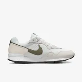 Championes Nike Venture Runner negros con detalles en blanco.