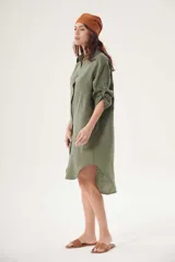 Vestido camisero blanco de lino, con cuello clásico, cierre frontal con botones y mangas 3/4 con trabillas.