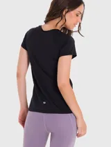 Remera deportiva de manga corta color fucsia, con cuello redondo y tecnología Aircool de secado rápido.