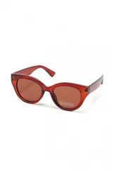 Lentes de sol con montura de carey y forma cat-eye.