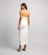 Vestido midi blanco con escote asimétrico de un solo hombro, breteles dobles, fruncido lateral y abertura en la falda.