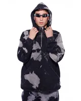 Canguro negro con estampado abstracto en tonos grises, con capucha y cierre parcial con cremallera.