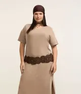 Vestido midi estilo remera, confeccionado en algodón con efecto desteñido, mangas cortas y cuello redondo.