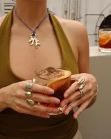 Anillo dorado con diseño irregular y macizo.