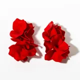 Aros colgantes con forma de pétalos rojos.