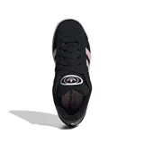 Championes Adidas Campus 00s de gamuza negra con las tres tiras rosas y suela blanca.