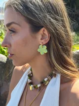 Aros con arito de acero quirúrgico y dije de flor pintado a mano.