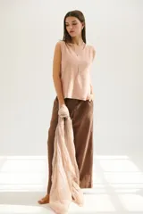 Musculosa color beige claro de tejido de lino con cuello redondo.