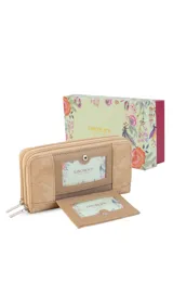 Billetera larga color plateado metalizado, con cierre perimetral y placa con el logo "Lincoln's" al frente. Presenta múltiples compartimentos y tarjeteros.