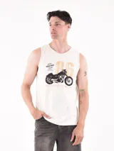 Musculosa blanca con estampado de una moto negra y el número 86 en color arena.