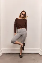 Calza de algodón largo media pierna con faja ancha en la cintura, de diseño ajustado y versátil.