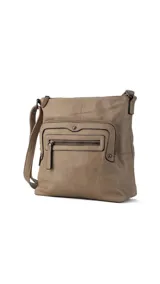 Bandolera color beige de símil cuero con correa larga regulable, dos bolsillos frontales con cierre, detalles de tachas metálicas, un bolsillo trasero y tres bolsillos internos.