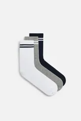 Pack de tres pares de calcetines deportivos de algodón, uno azul marino con dos rayas blancas, uno gris con dos rayas blancas y uno blanco con dos rayas azul marino.