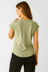 Remera color crema de algodón con estampado de un velero y la frase "Rough Waters Make The Best Sailors" en azul.