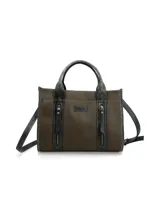 Bolso tipo tote bag de tamaño mediano, color verde oscuro con textura granulada. Presenta detalles en material gris oscuro con efecto desgastado o metalizado en las asas, los bordes y las tiras laterales. Incluye dos cierres verticales decorativos en el frente y una correa larga ajustable para llevar al hombro.