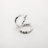 Aros tipo argolla pequeños de plata 925 con diseño torneado.