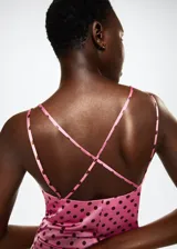 Vestido midi de satén rosado con estampado de lunares marrones, tirantes finos cruzados en la espalda y espalda descubierta.