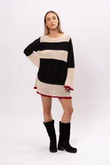 Minivestido tejido a crochet con rayas horizontales en color crudo y negro, con mangas acampanadas y terminaciones en color bordó.