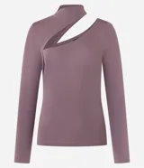 Blusa color lila de microfibra con cuello alto, manga larga y recorte en el hombro.
