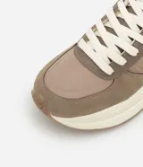 Championes jogging color marrón con recortes en gamuza y material sintético.