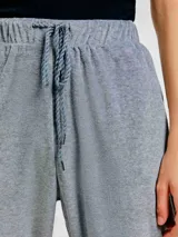 Pantalón de jogging gris con cintura elástica ajustable con cordón.