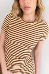 Remera ajustada de viscosa a rayas horizontales azul marino y beige, con cuello redondo y mangas cortas.