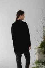 Camisa beige de terciopelo con cuello clásico, cierre frontal con botones, dos bolsillos de parche en el pecho y mangas largas con puños abotonados.