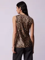 Blusa sin mangas de satén con estampado animal print y cuello volcado.