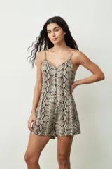 Mono corto color crudo, con breteles finos, escote en V y cierre frontal con botones.